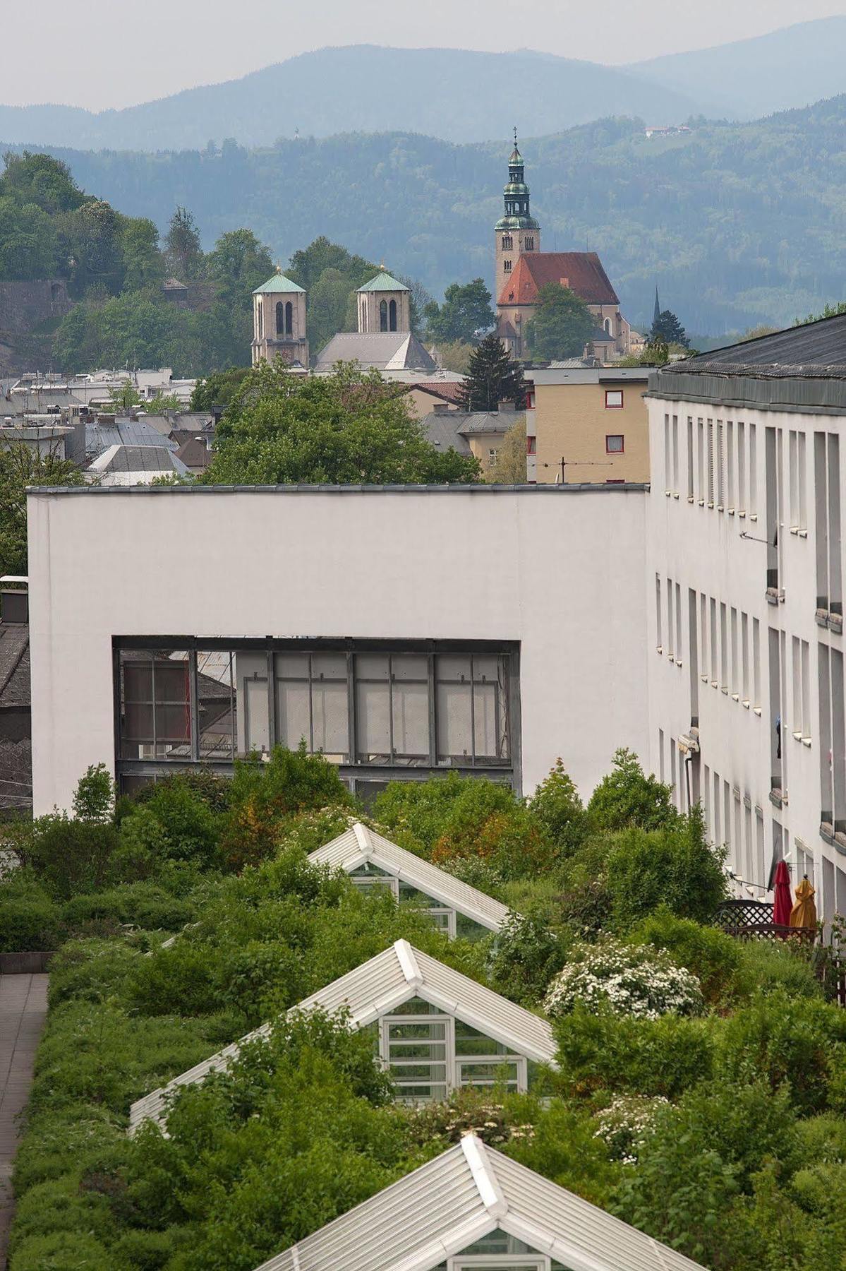 Meininger Hotel Salzburg City Center Exterior photo